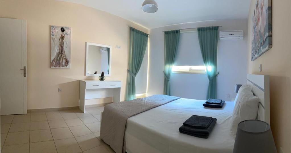 Royal Seacrest Residence Paphos Buitenkant foto